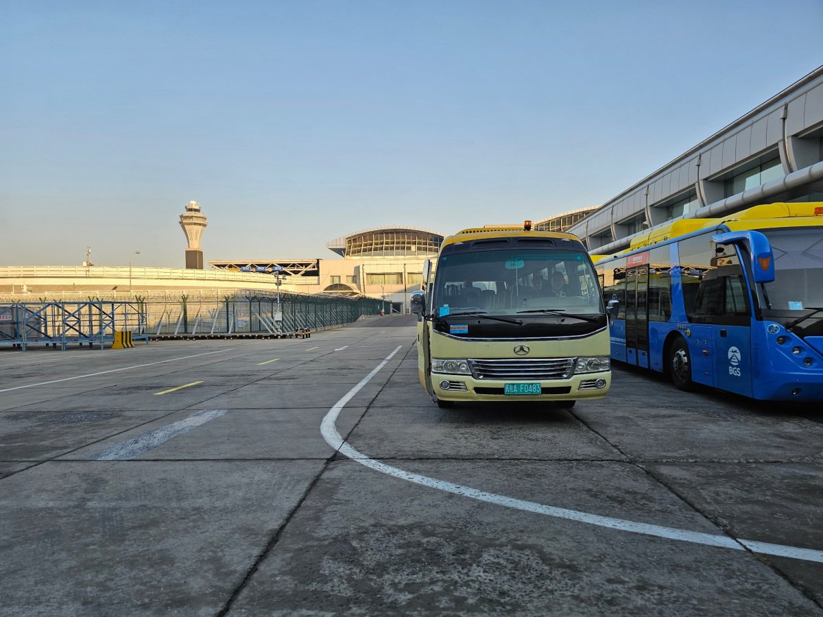 Odvoz autobusem k letadlu