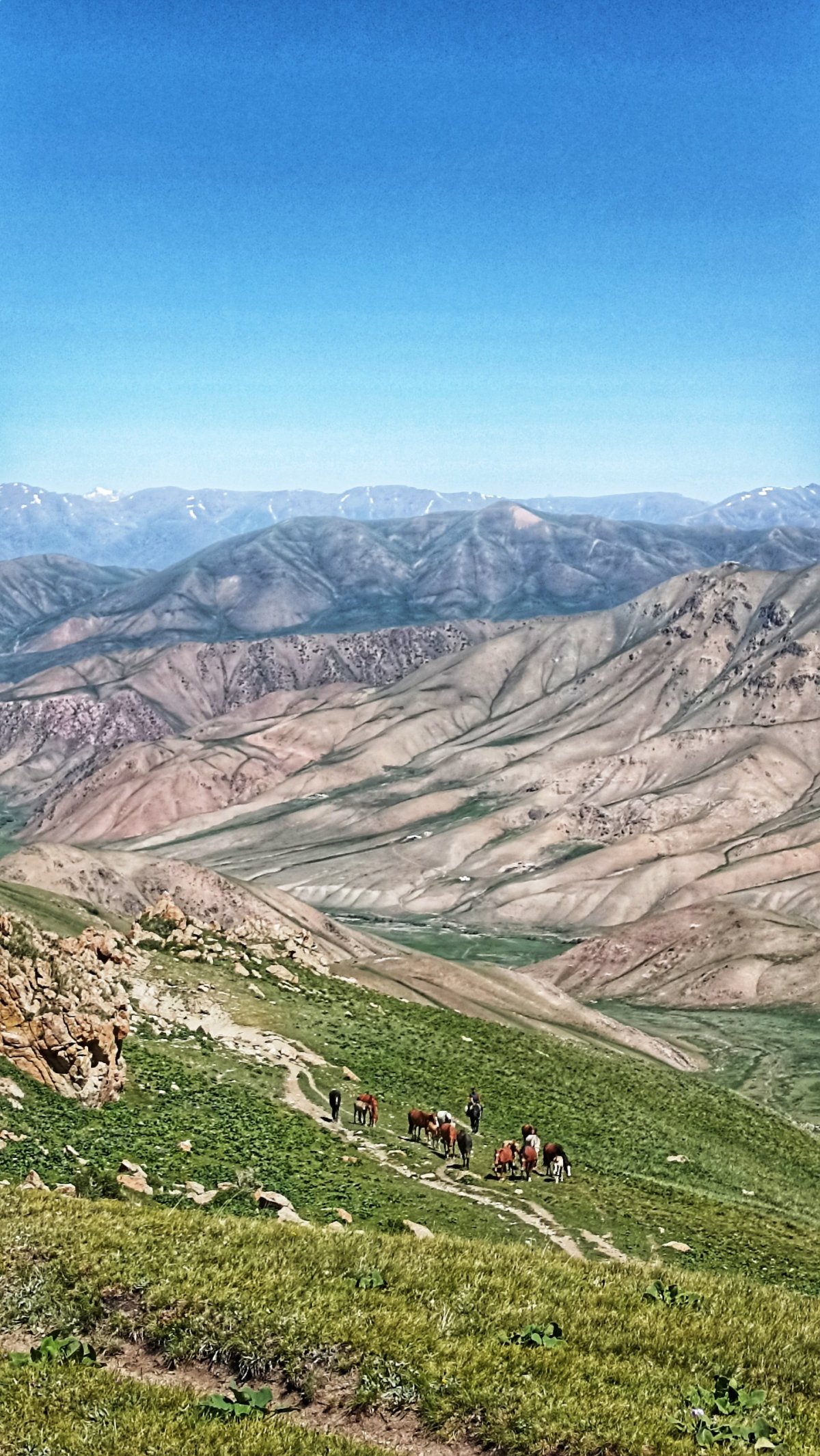 výhled do údolí ze Son Kul Pass 