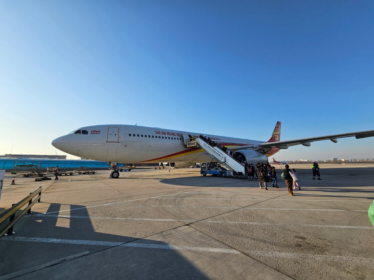 Naše letadlo na letišti Peking