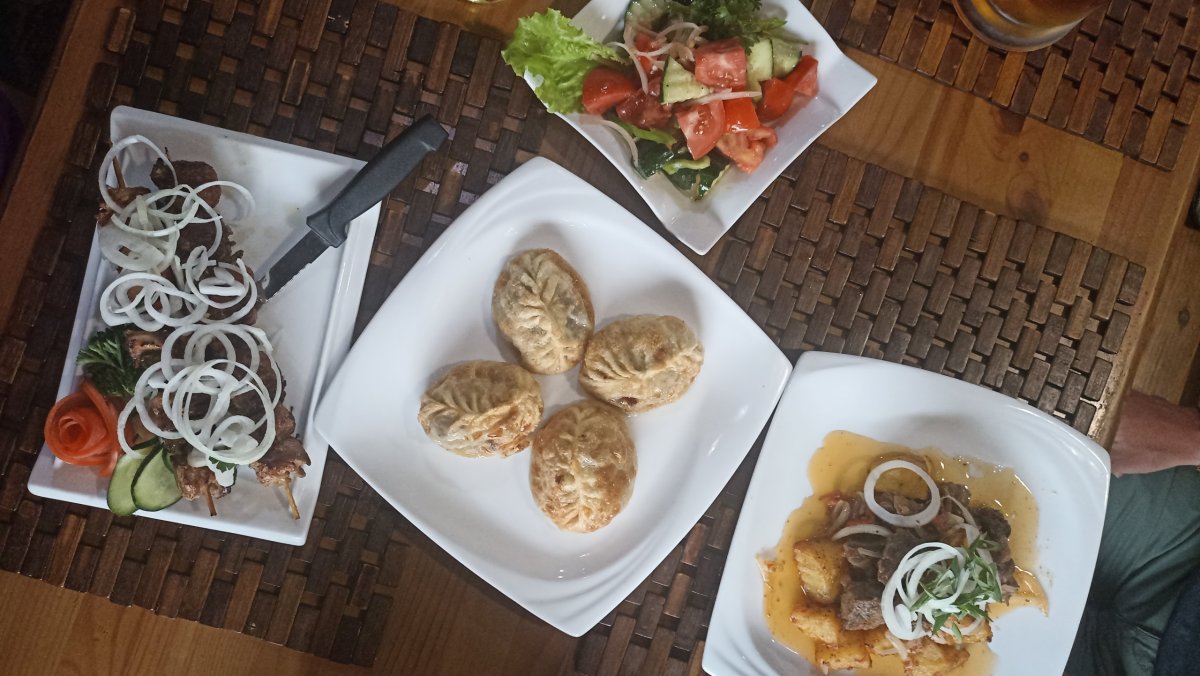 Smažené taštičky, kuřečí šašlik a Kuurdak 