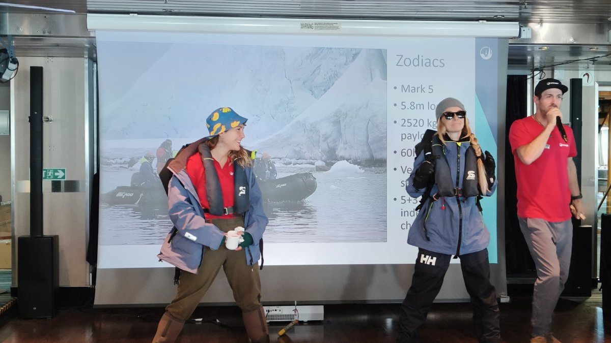 Zodiak brífink v podání Katie a Karoliny