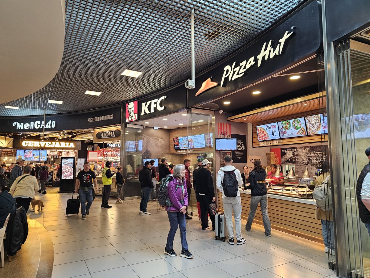 Fast foody, tranzitní zóna, letiště Lisabon
