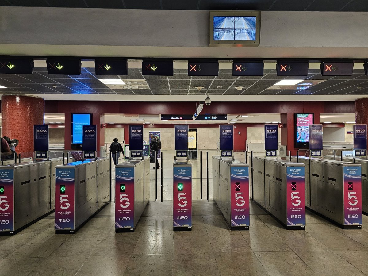 Turnikety pro vstup do stanice metra