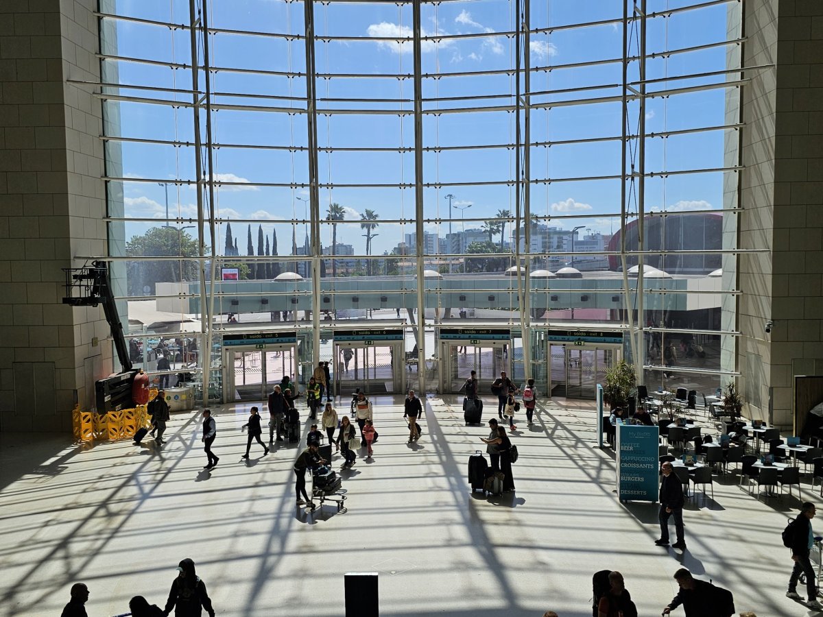 Východ z terminálu 1 k metru a autobusům