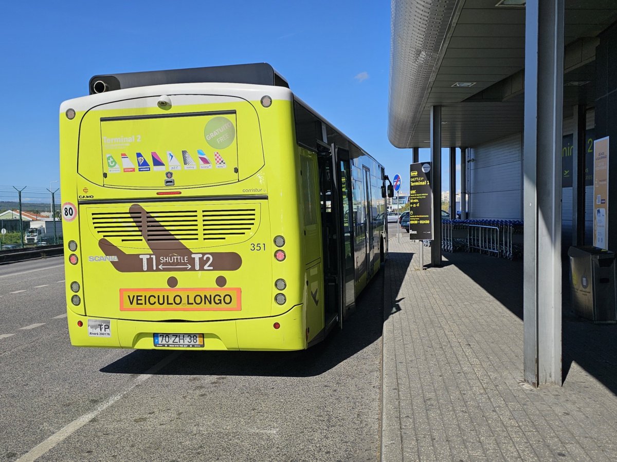 Zastávka shuttle autobusu před terminálem 2