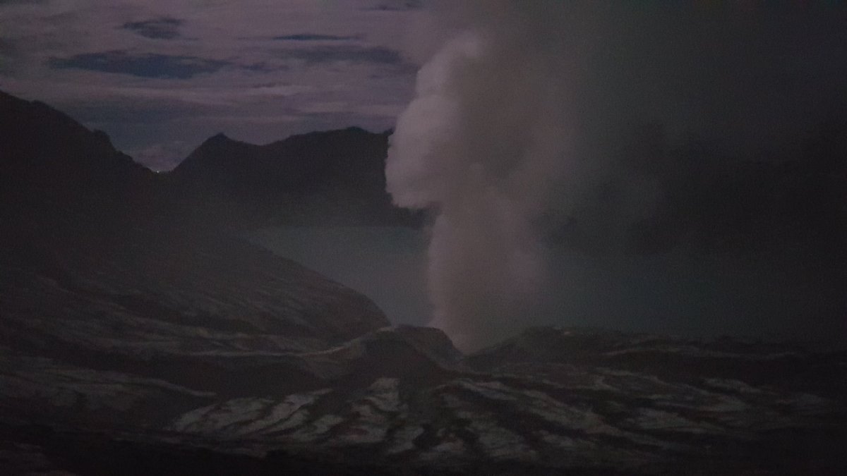 Kráter sopky v noci