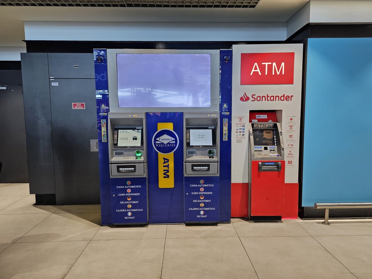Bankomaty v příletové hale terminálu 1
