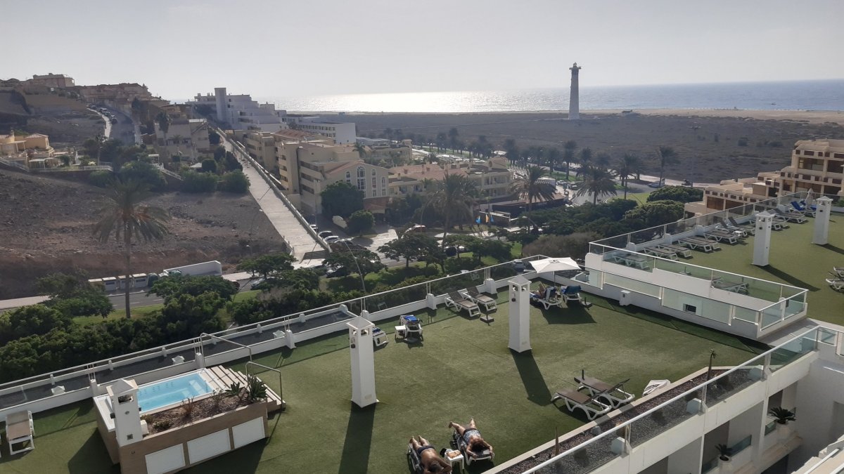 Výhled ze střechy na maják