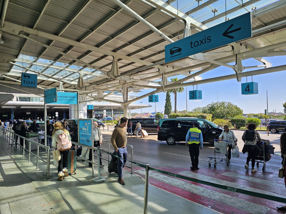 Stanoviště taxi před terminálem 1