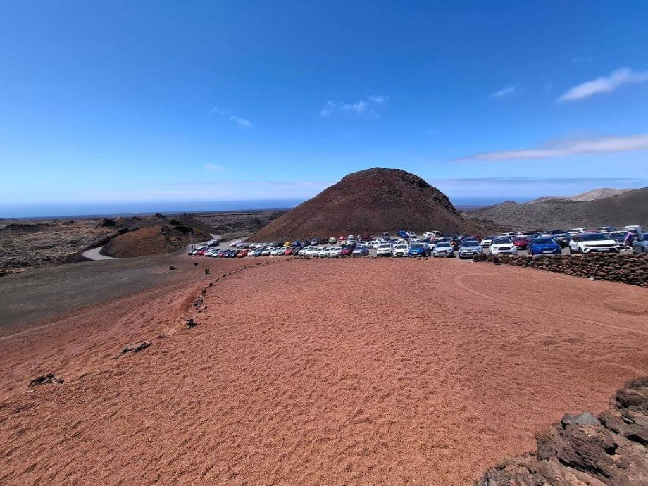 Zástupy čakajúcich áut