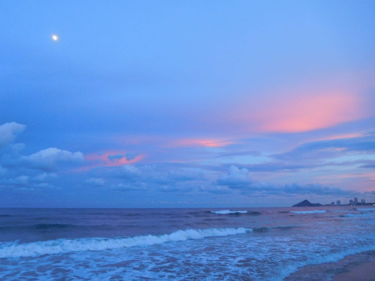 Západ, vlevo nahoře je Měsíc