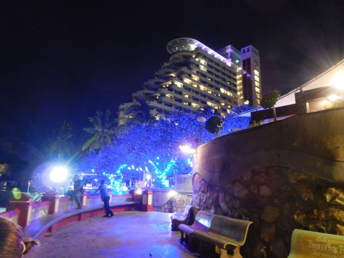 Hotel ve tvaru lodního můstku