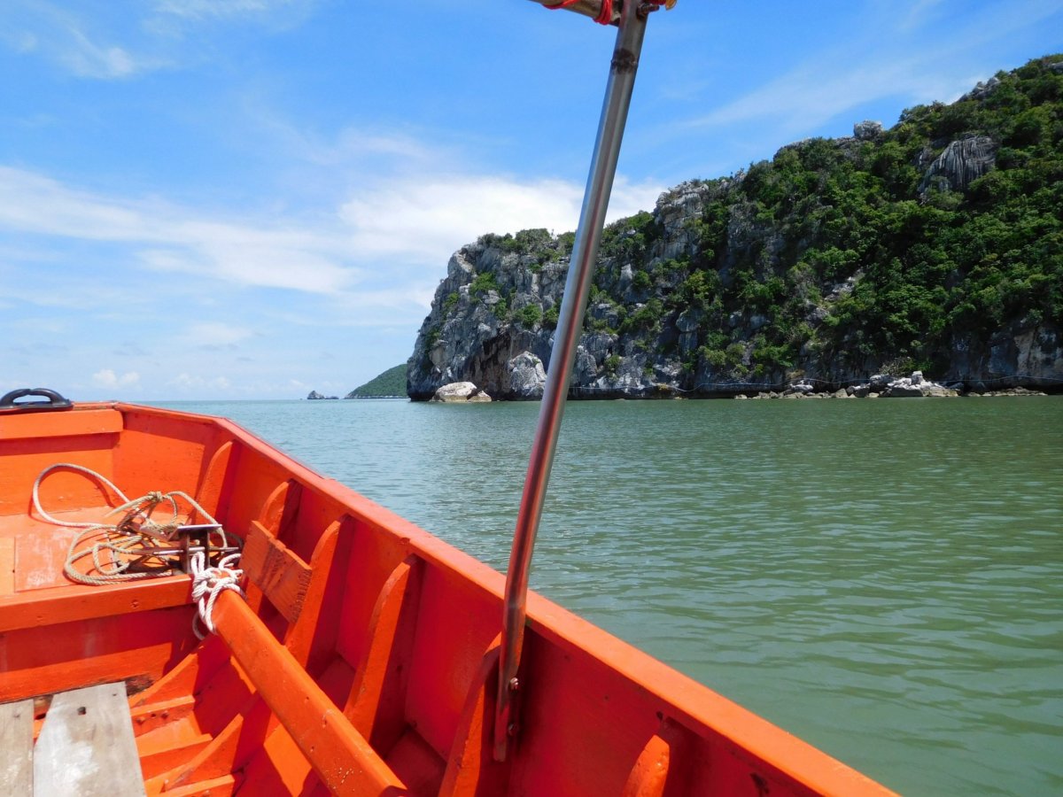 Plavba k pláži u jeskyně