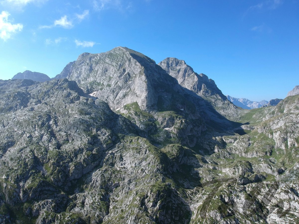 Dobra Kolata se Zlou v pozadí