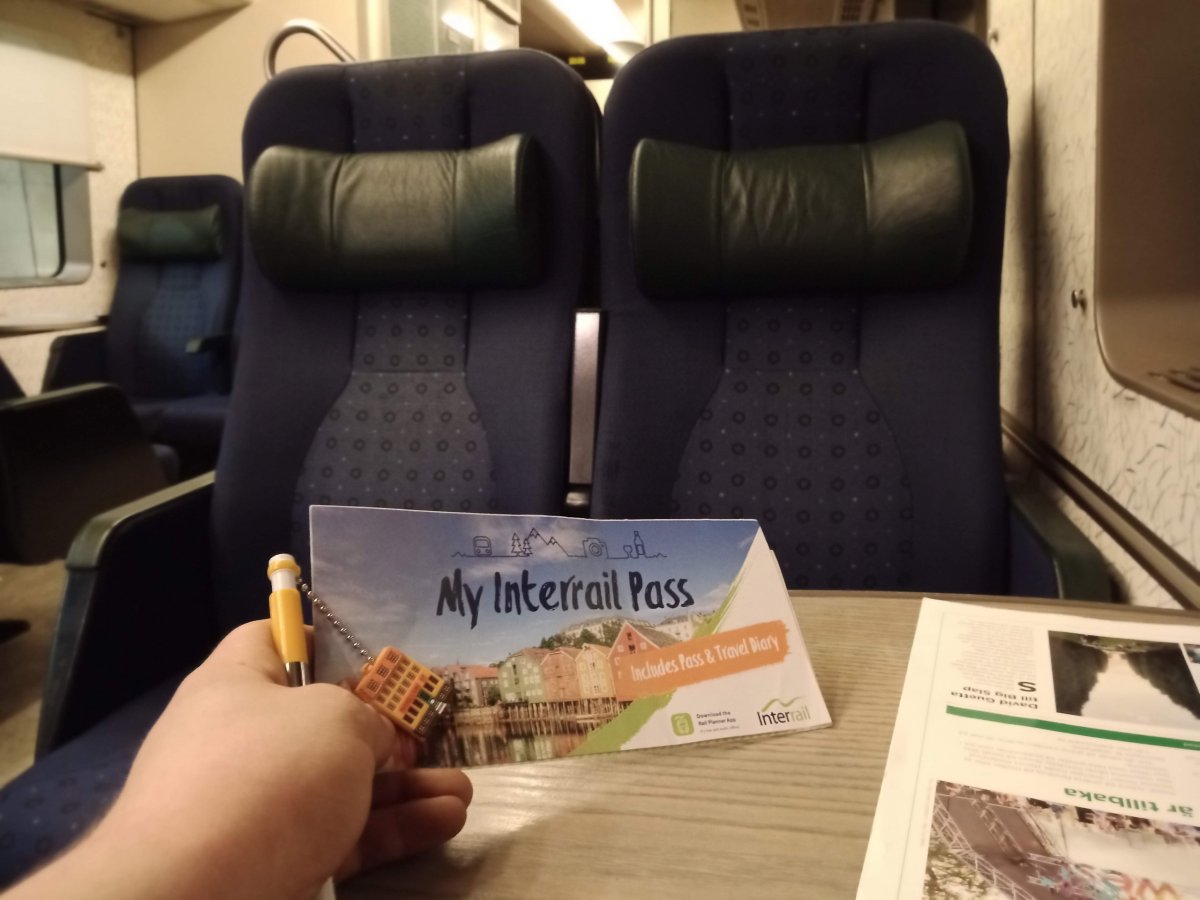 Švédský interiér osobního vlaku z Kodaně a moje jízdenka interrail 