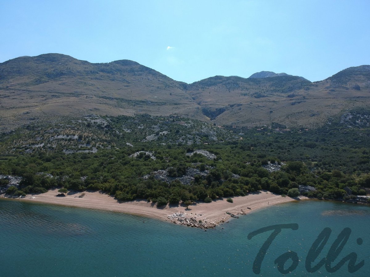 Prázdné pláže u jezera Skadar