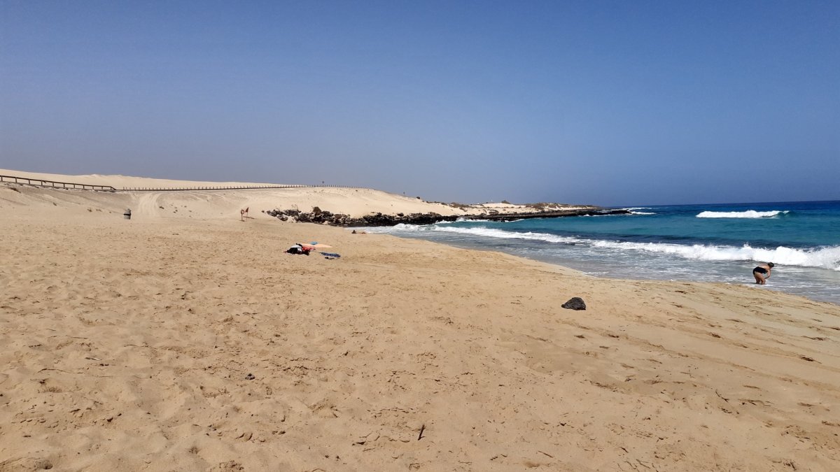 Další z přeplněných pláží