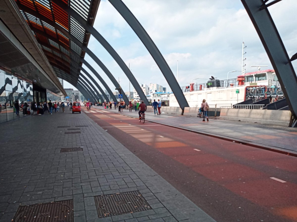 U nádraží v Amsterdamu -cyklostezska