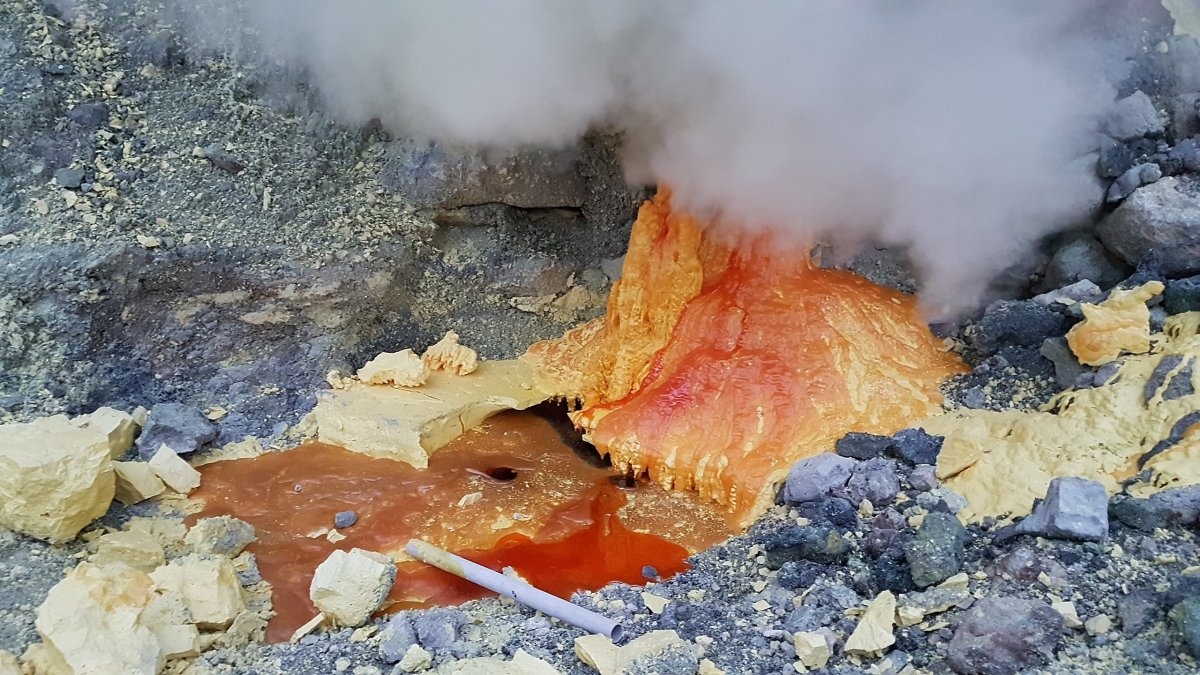 Plynná síra kondenzuje v soustavách keramických trubek do rudé kapaliny