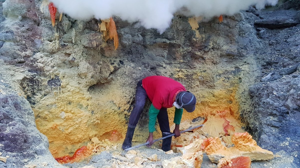 Těží se ochlazená síra v pevném skupenství