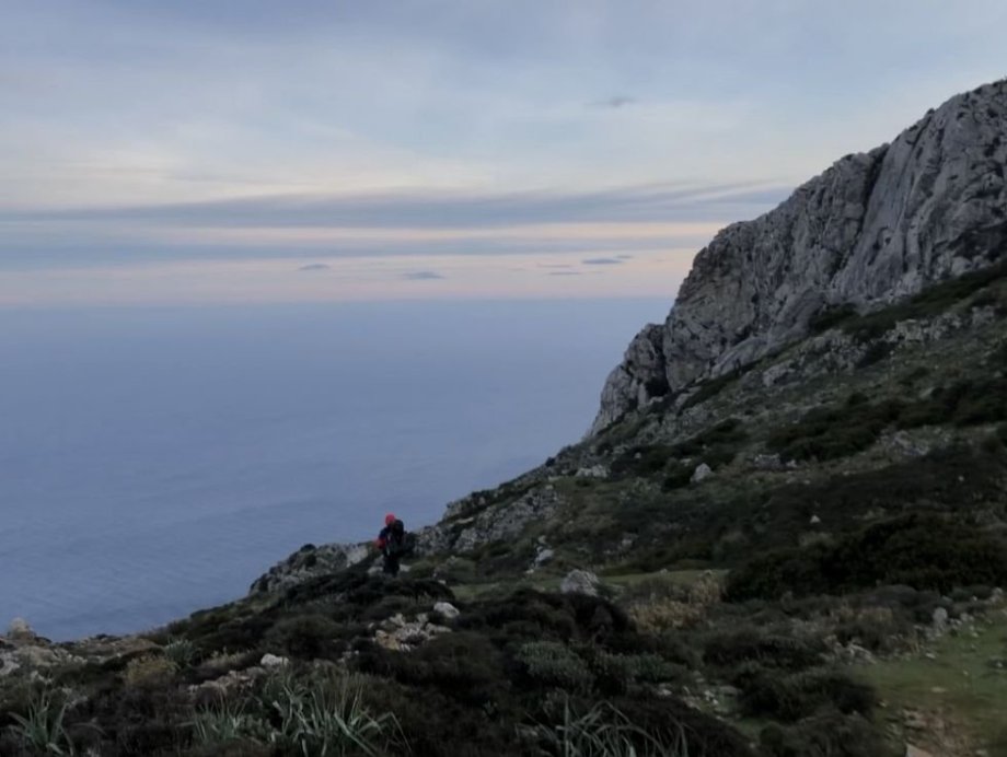 Obcházíme vrchol a jdeme po trase