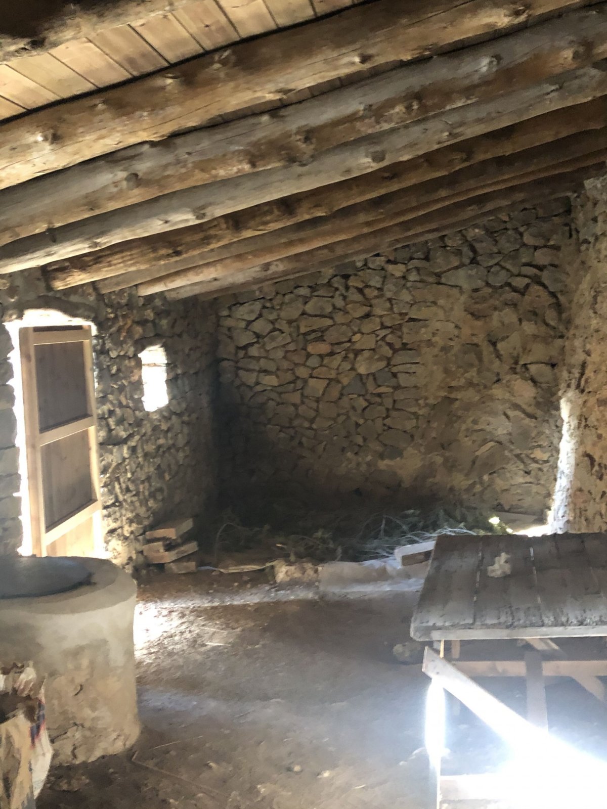 Podlaha je hlína a prach