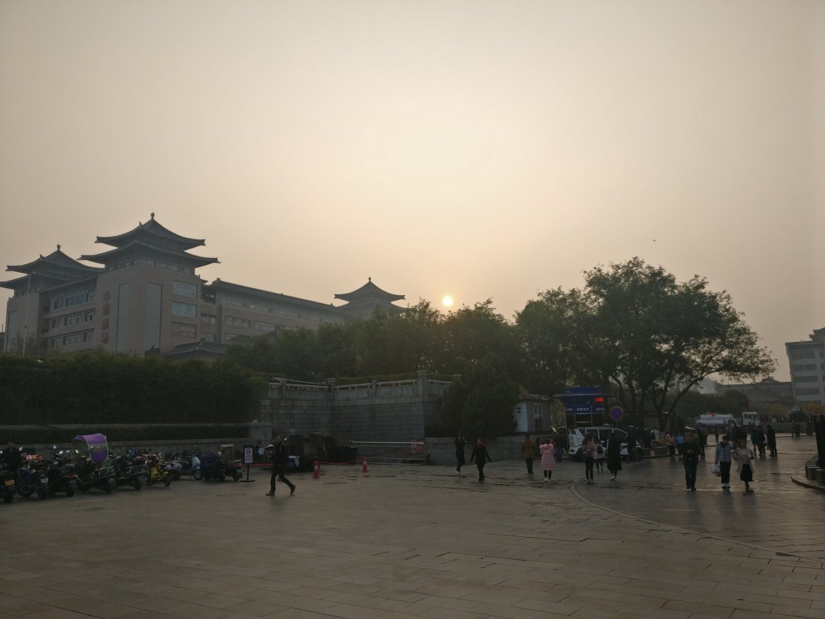 Slunečné smogové odpoledne ve střední Číně