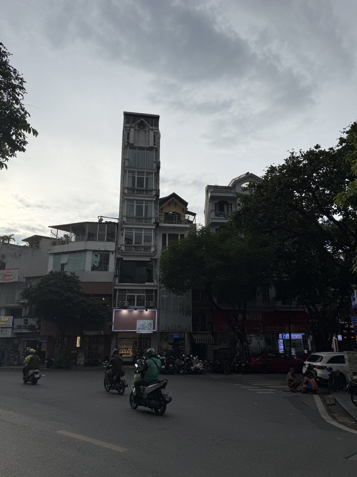 Typické úzké baraáky