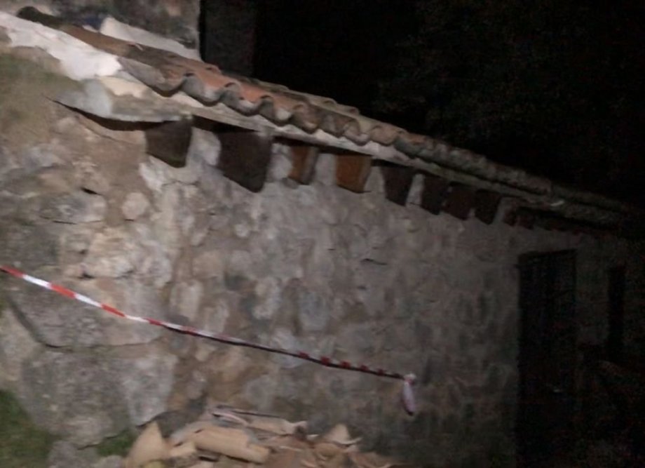 Chata se najednou vynoří ze tmy