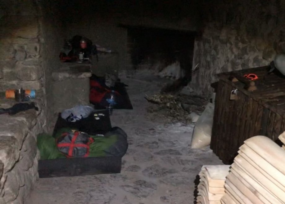 ...to přišlo:) Nejluxusnější bivak u krbu:)