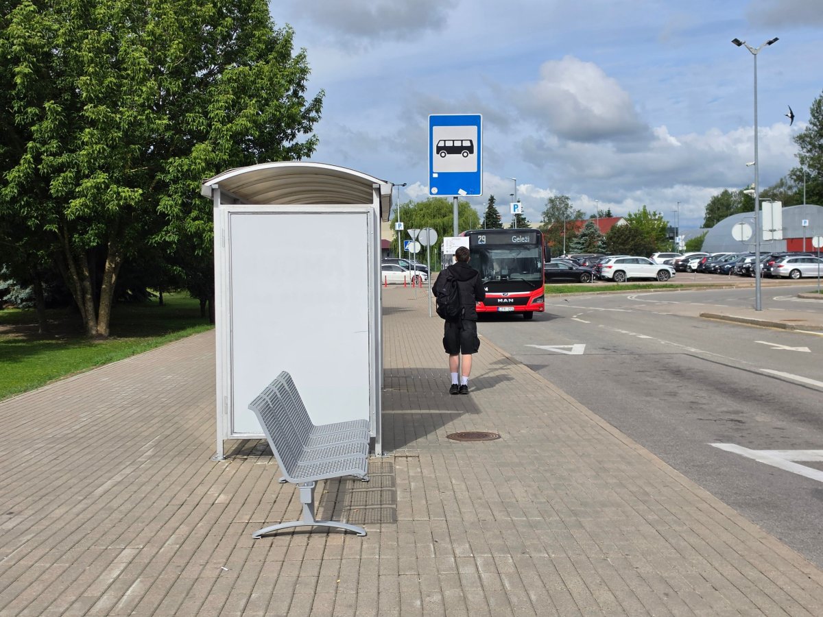 Zastávka městských a meziměstských autobusů