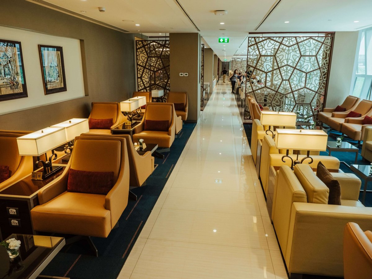 Chodba napříč salónkem