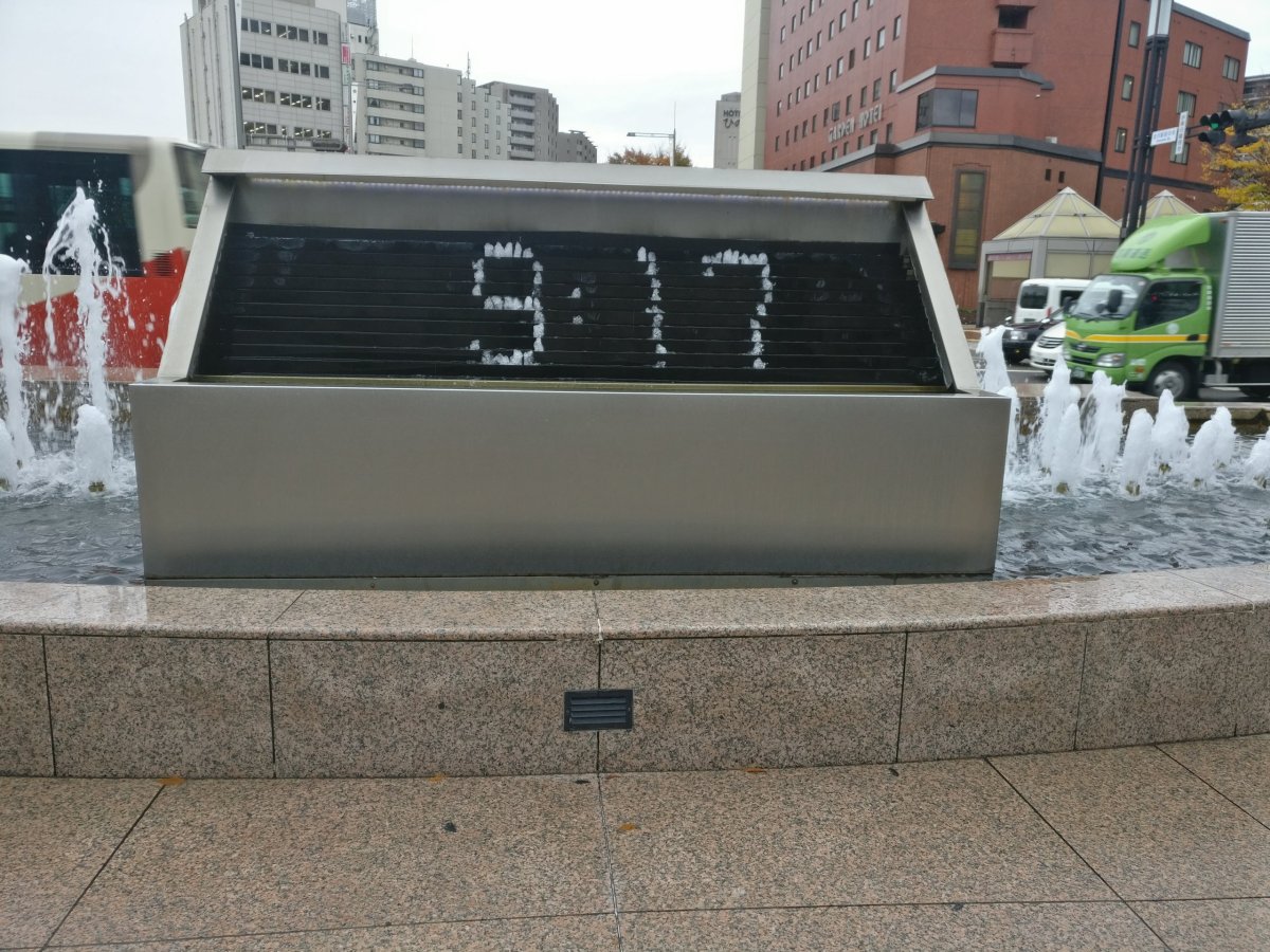 Kanazawa je historické město. Čas ukazují vodní hodiny.