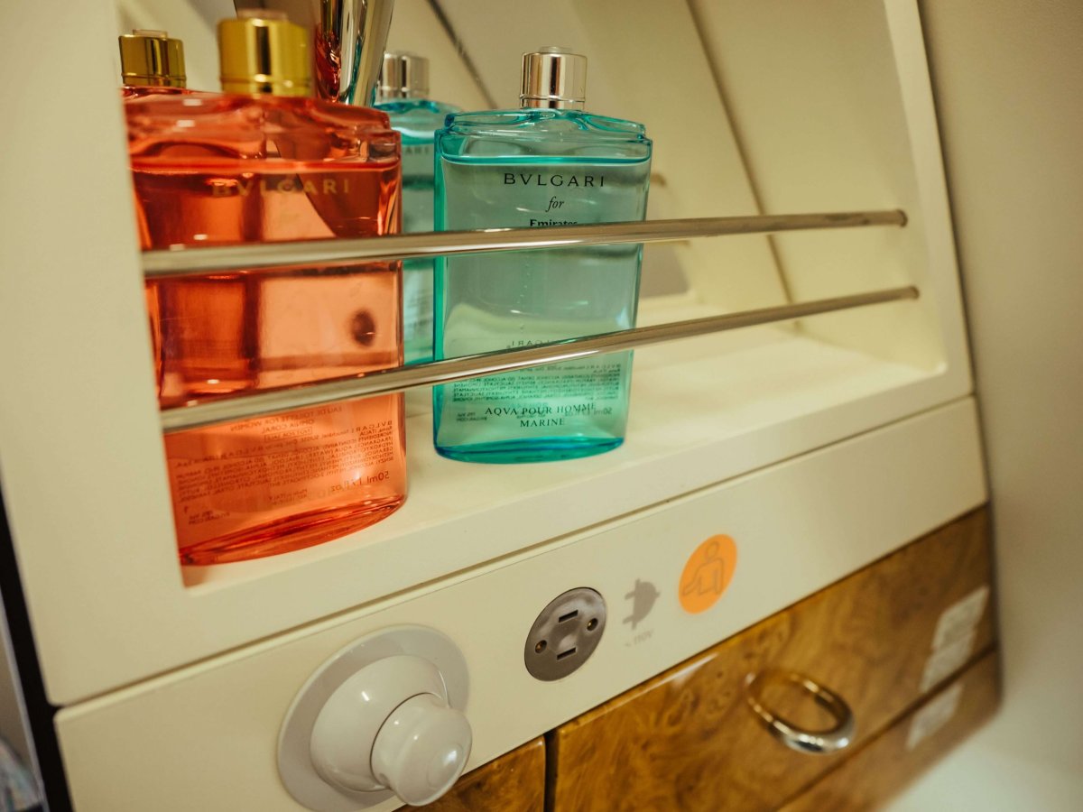 Kosmetika BVLGARI na toaletě