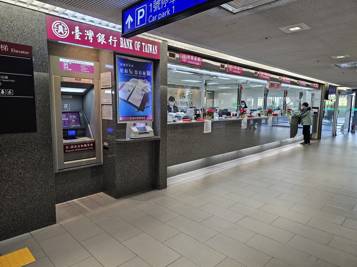 Bankomaty a směnárny, letiště TPE
