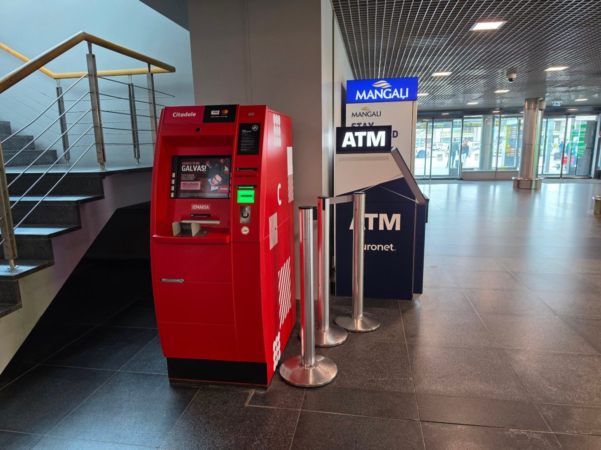 Bankomaty v příletové hale