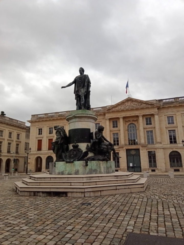 Socha Ludvíka XV. na náměstí Place Royale.