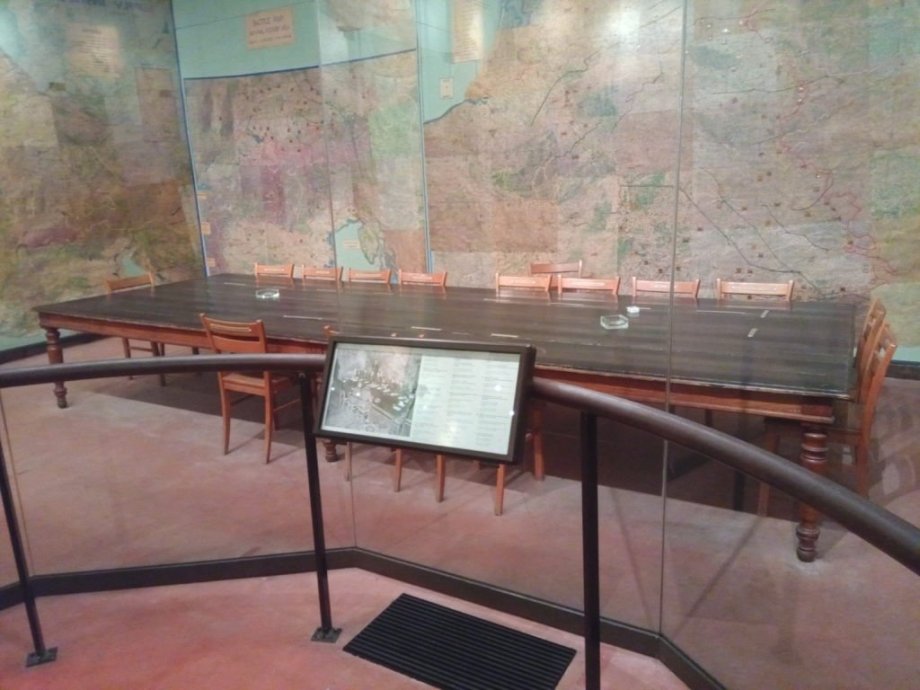 Stůl u kterého byla podepsána kapitulace Německa.
