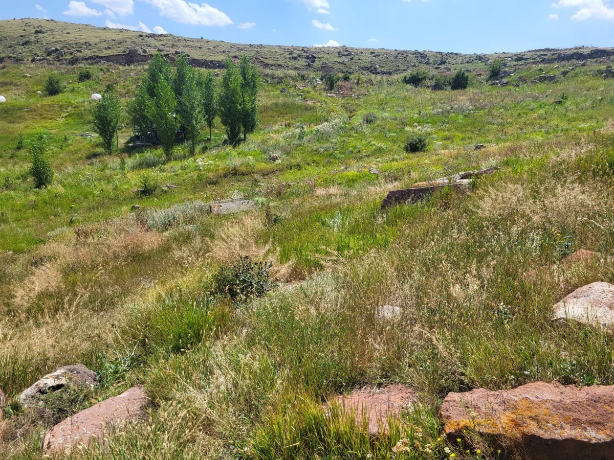 Lmbatavank - zašlé náhrobky