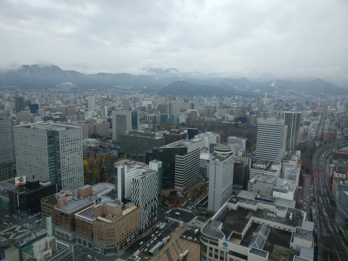 Sapporo je obklopené horami.