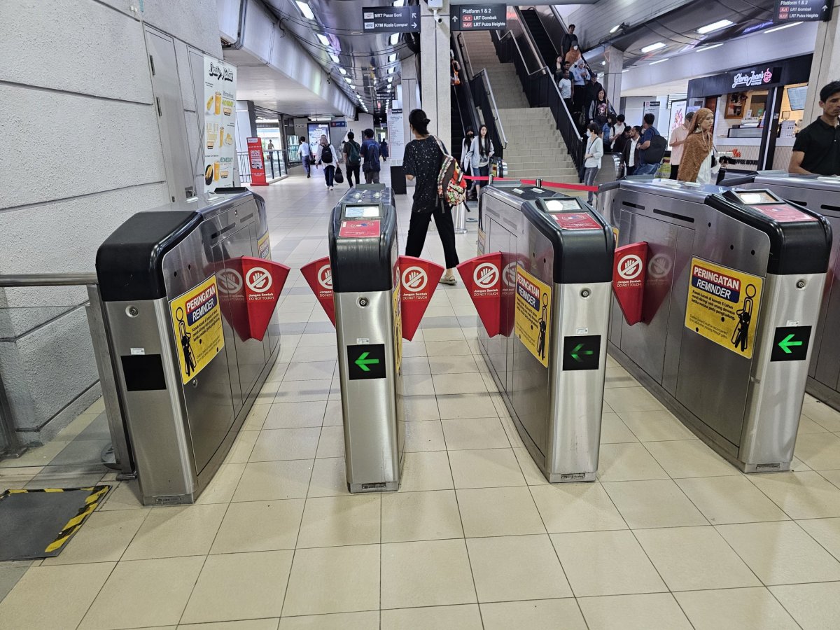 Turnikety při vstupu do metra