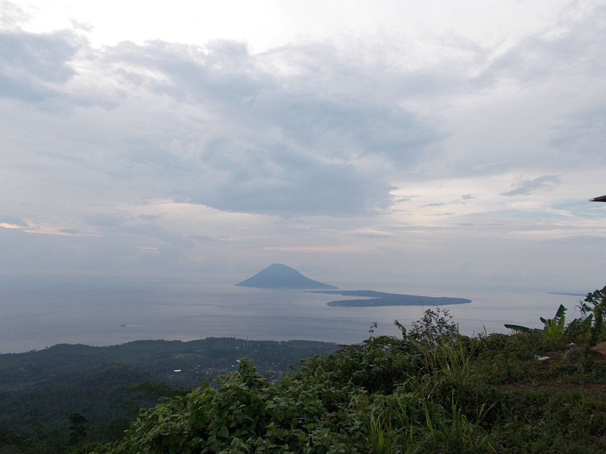 V popředí ostrov Bunaken, vzadu vulkanický ostrov Manado Tua 