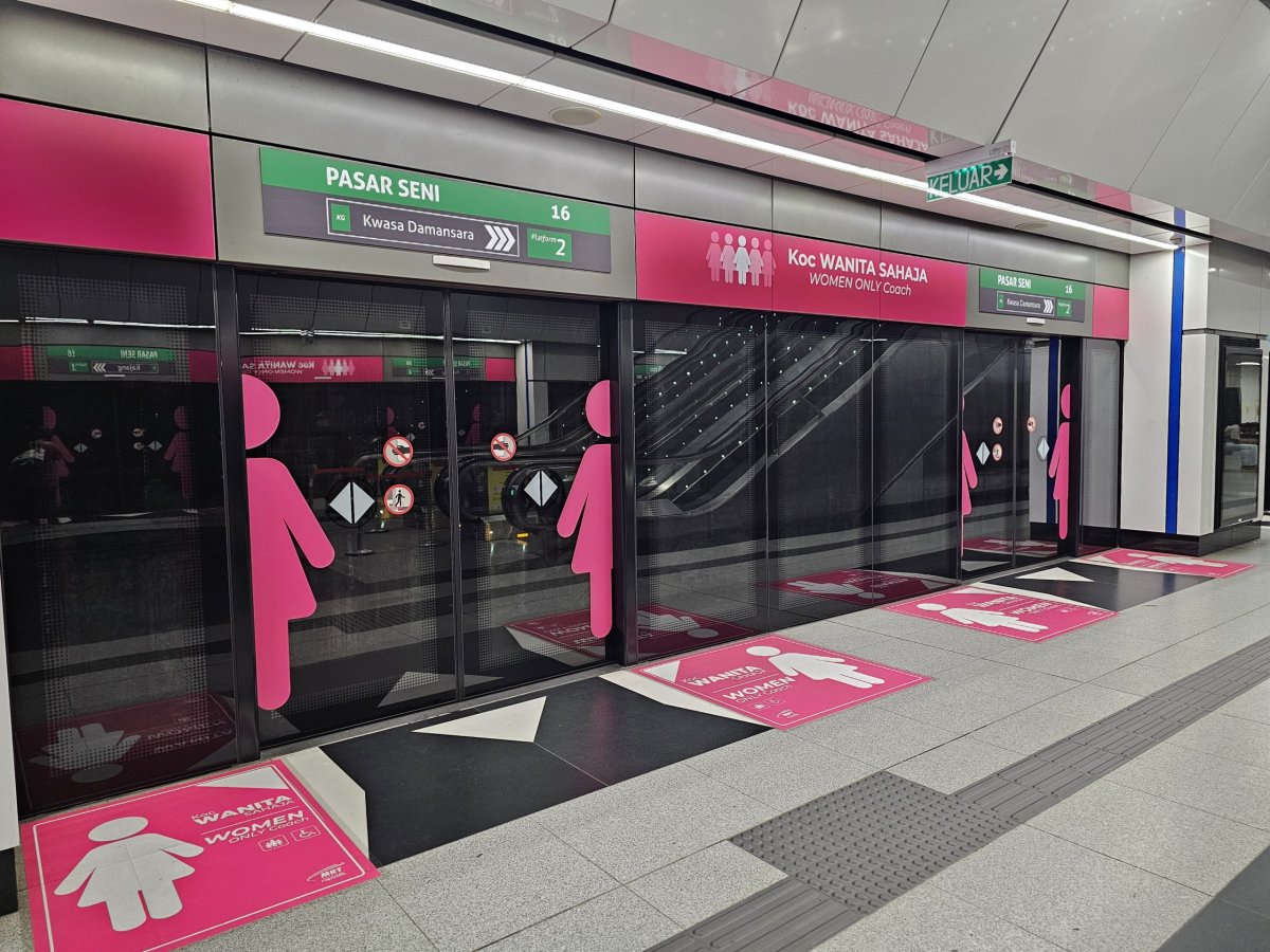 Část nástupiště pouze pro ženy