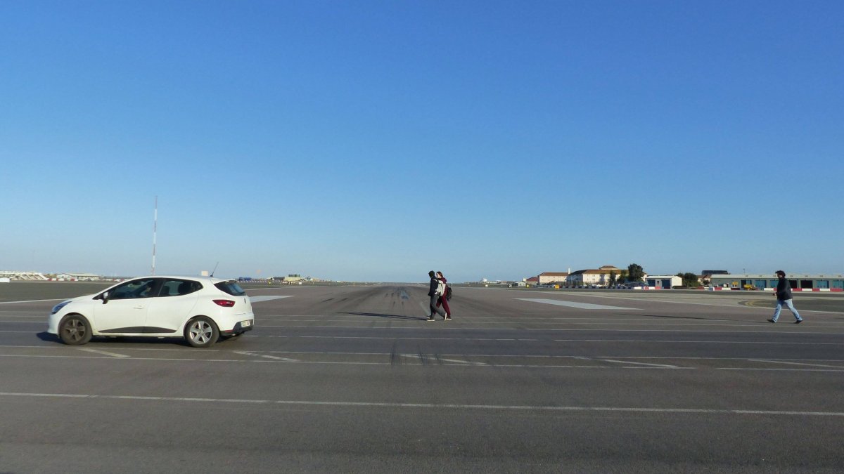 Procházka napříč letištěm...