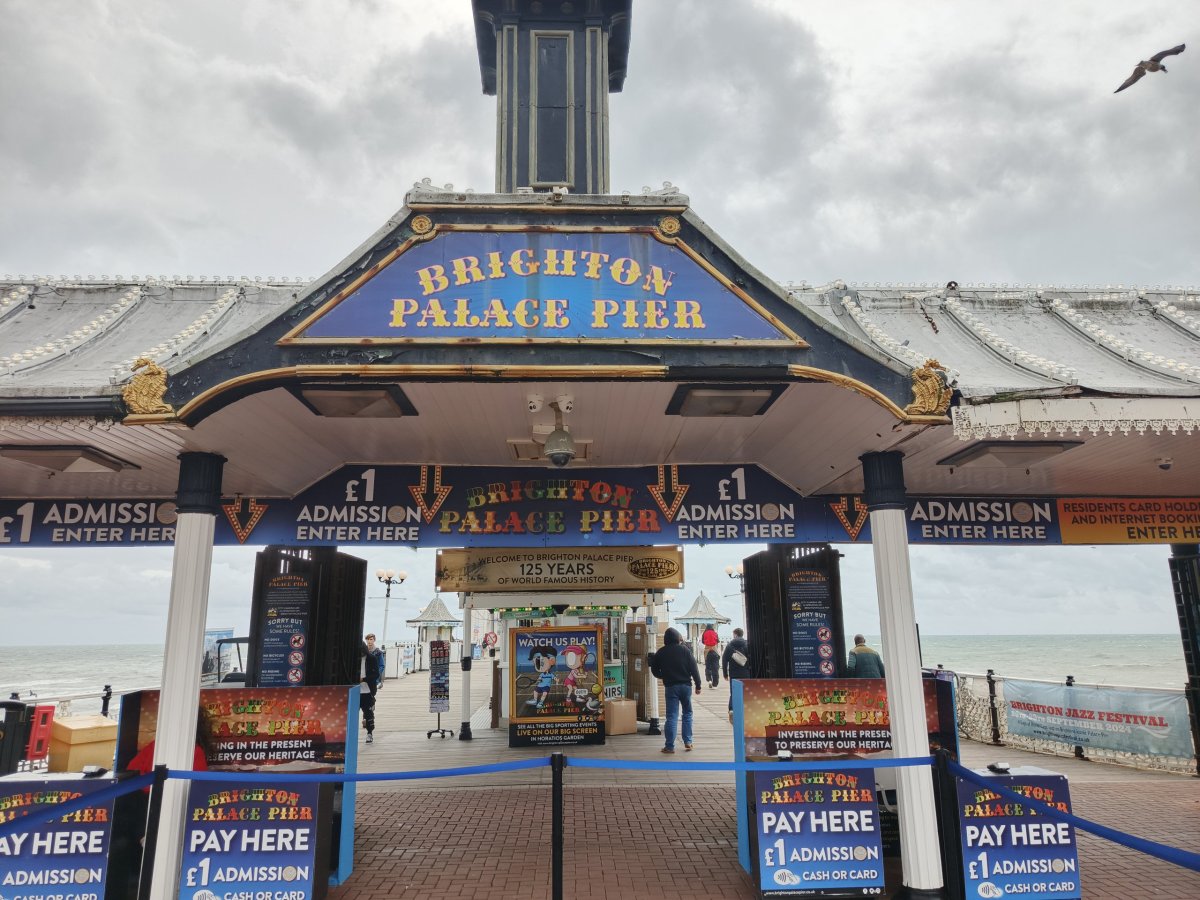 Vstup na Brighton Palace Pier. Od roku 2024 se musí platit poplatek 1 libra.