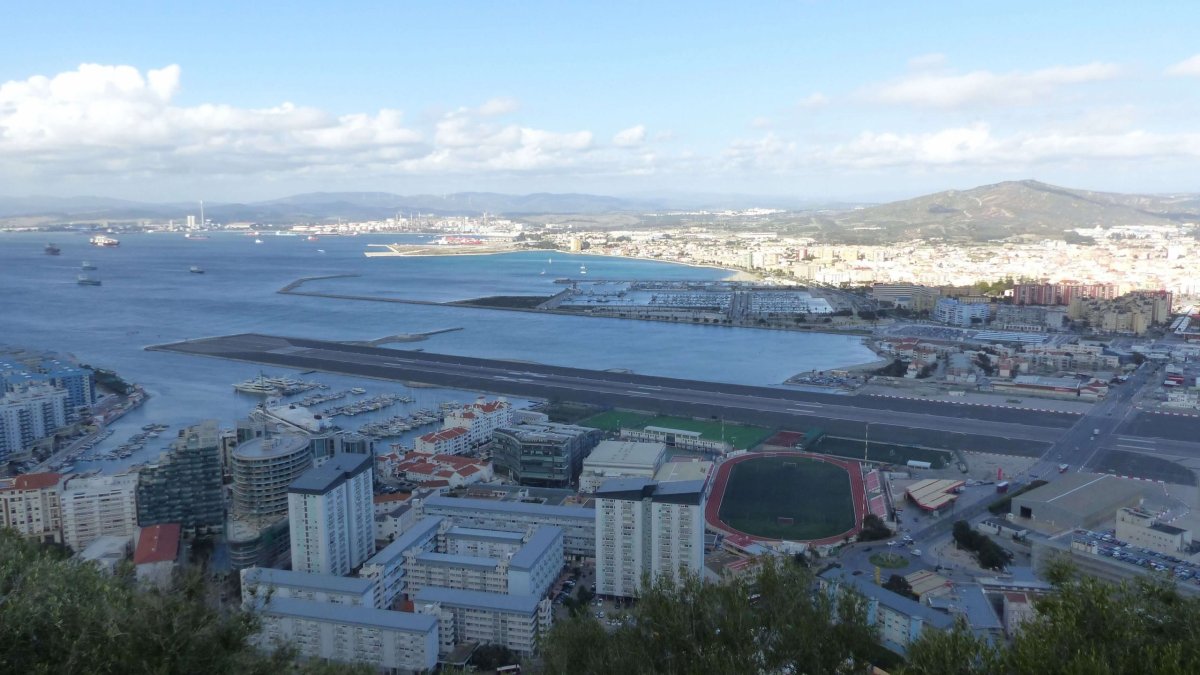 Část dráhy letiště. Všimněte si, že stín a slunce skoro přesně kopíruje hranici mezi UK a Španělskem...