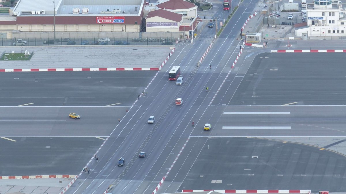 Přechod/přejezd runwaye z ptačího pohledu