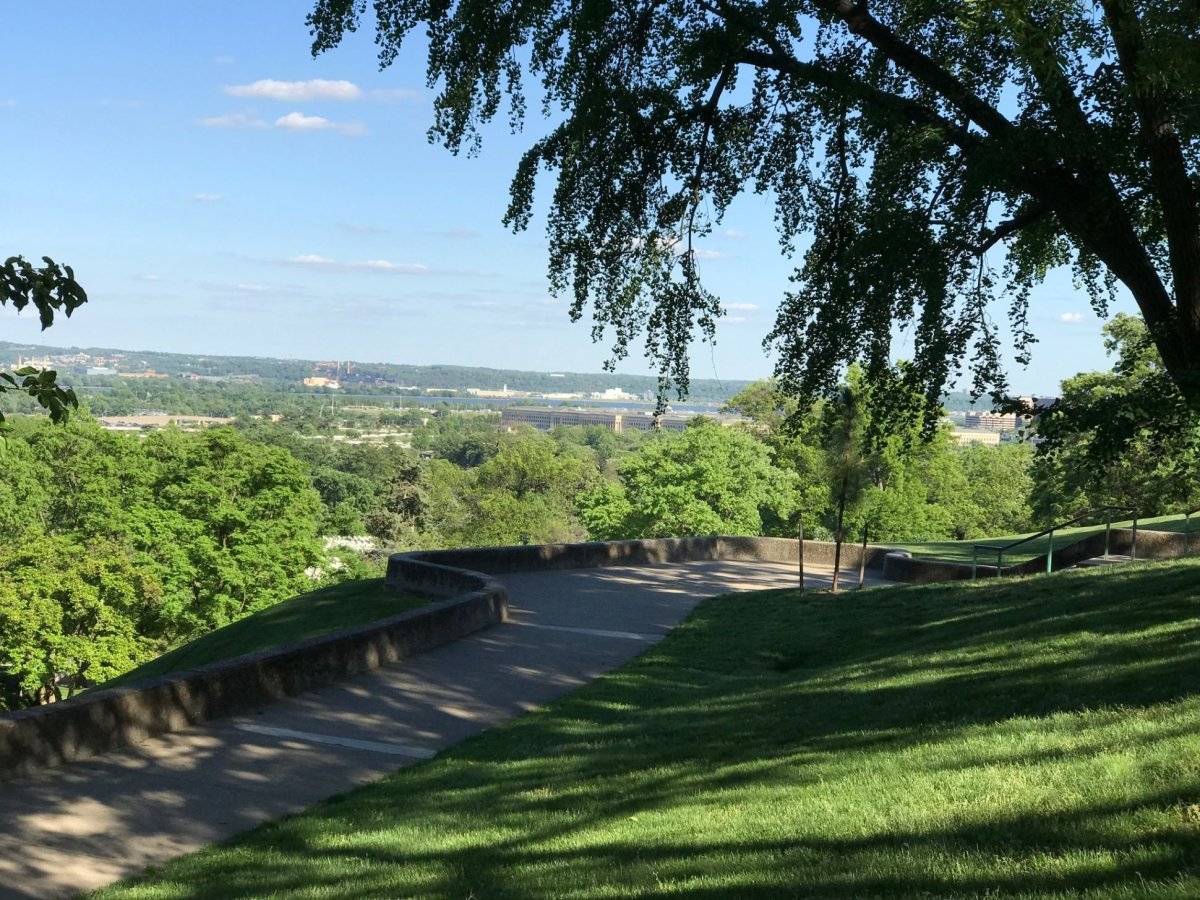výhled na Washington z Arlingtonského hřbitova
