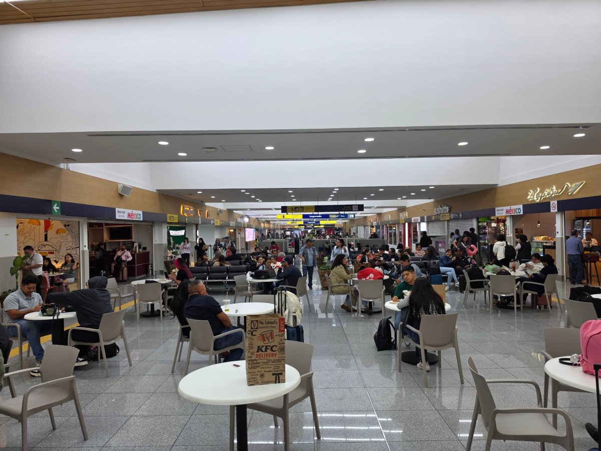 Food Court, tranzitní část, terminál 1