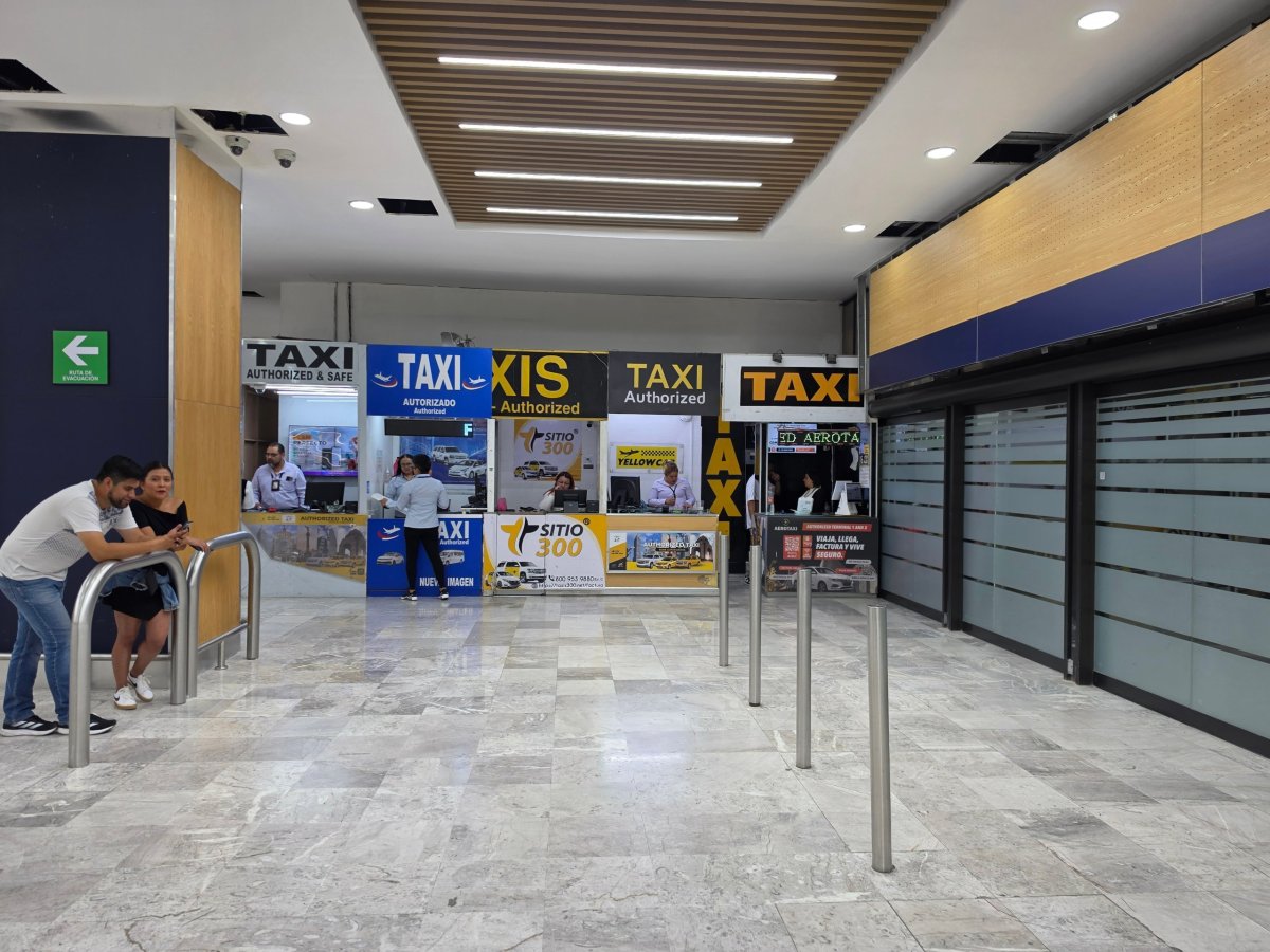 Přepážky taxíků v příletové hale